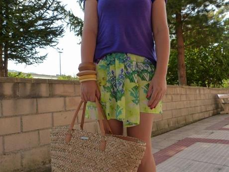 Look con falda de estampado tropical, camiseta morada y capazo de mimbre Look con falda de flores, camiseta morada y capazo de mimbre (1)
