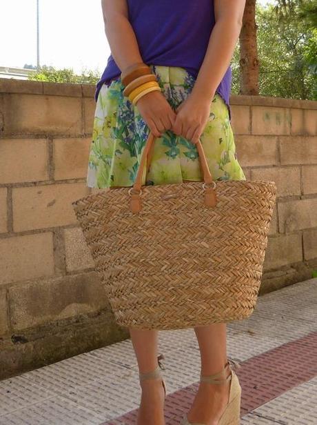Look con falda de estampado tropical, camiseta morada y capazo de mimbre Look con falda de flores, camiseta morada y capazo de mimbre (1)
