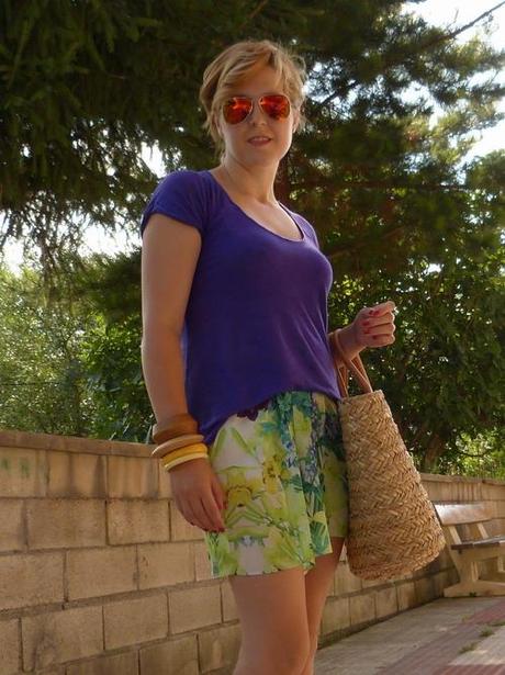 Look con falda de estampado tropical, camiseta morada y capazo de mimbre Look con falda de flores, camiseta morada y capazo de mimbre (1)