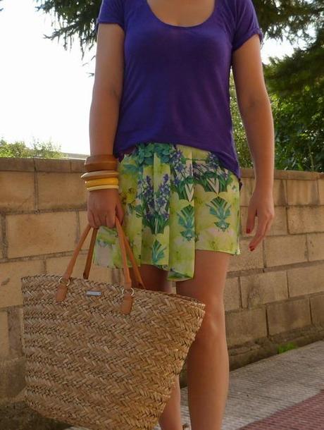 Look con falda de estampado tropical, camiseta morada y capazo de mimbre Look con falda de flores, camiseta morada y capazo de mimbre (1)