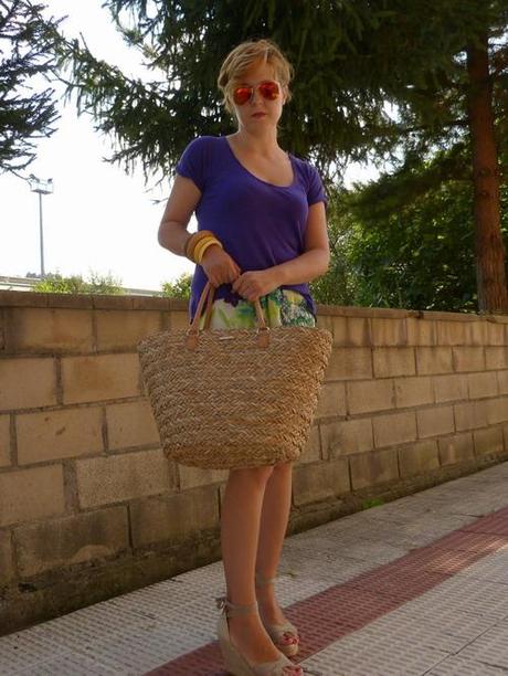 Look con falda de estampado tropical, camiseta morada y capazo de mimbre Look con falda de flores, camiseta morada y capazo de mimbre (1)