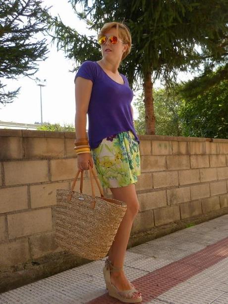 Look con falda de estampado tropical, camiseta morada y capazo de mimbre Look con falda de flores, camiseta morada y capazo de mimbre (1)