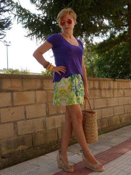 Look con falda de estampado tropical, camiseta morada y capazo de mimbre Look con falda de flores, camiseta morada y capazo de mimbre (1)