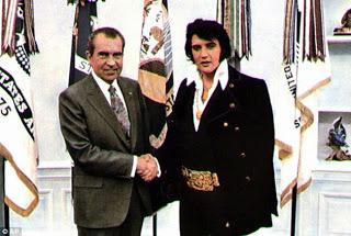 A 36 años de la llegada a la Argentina de Elvis Presley. Su relación con el poder