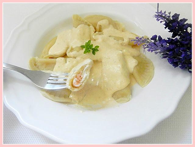 Raviolis caseros rellenos de salmón y queso fresco con salsa de salmón