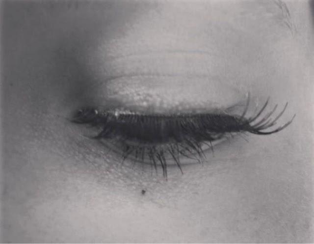 La loca tarde de pestañas postizas...