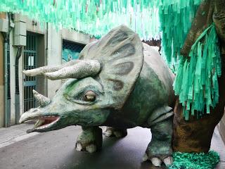Jurassic Progrés. Dinosaurios en las calles de Gràcia (Barcelona)