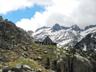 Ascenso al refugi Joan Ventosa i Calvell y ruta por la zona lacustre
