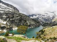 Ascenso al refugi Joan Ventosa i Calvell y ruta por la zona lacustre
