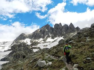 Ascenso al refugi Joan Ventosa i Calvell y ruta por la zona lacustre