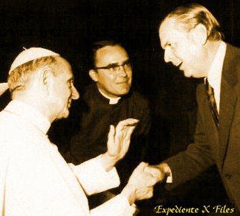 OBSERVEN LA MANO Y EL TIPO DE SALUDO DE PAULO VI Y NO DEJEN DE ASOMBRARSE