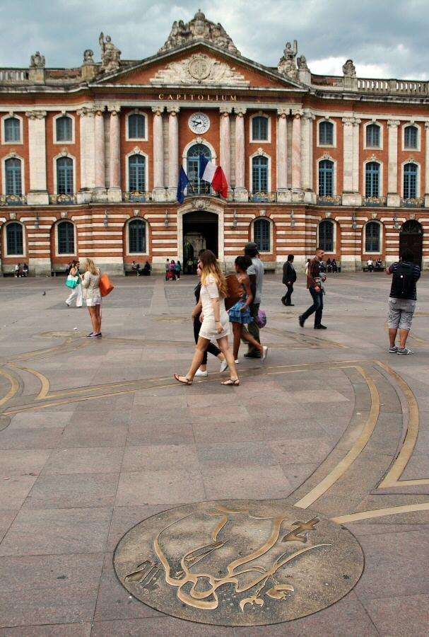 LA CRUZ DEL LANGUEDOC...TOULOUSE...LA PLAZA DEL CAPITOLIO, EN LA RUTA DE LOS CÁTAROS...CUARTA PARADA AL SUR DE FRANCIA...18-08-2013...