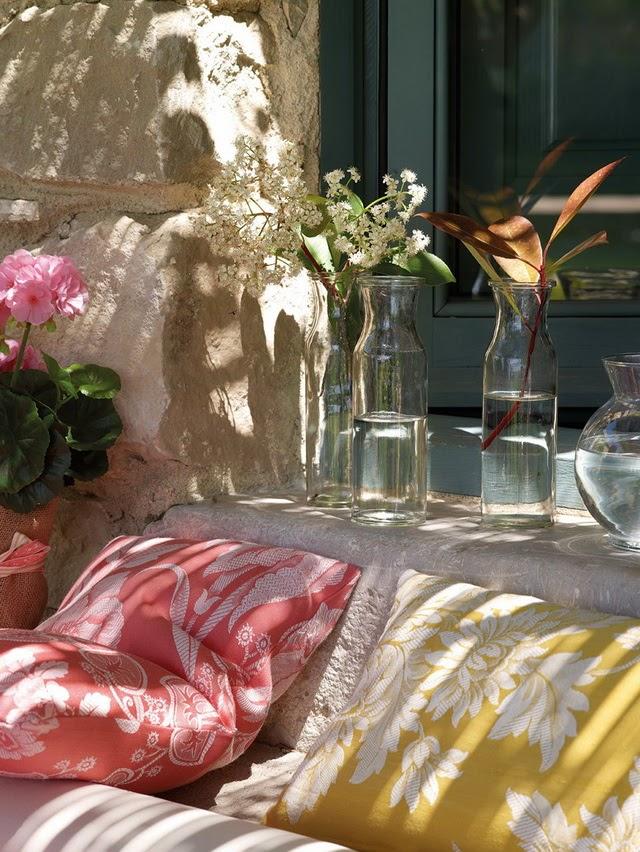 UN PORCHE LLENO DE COLOR