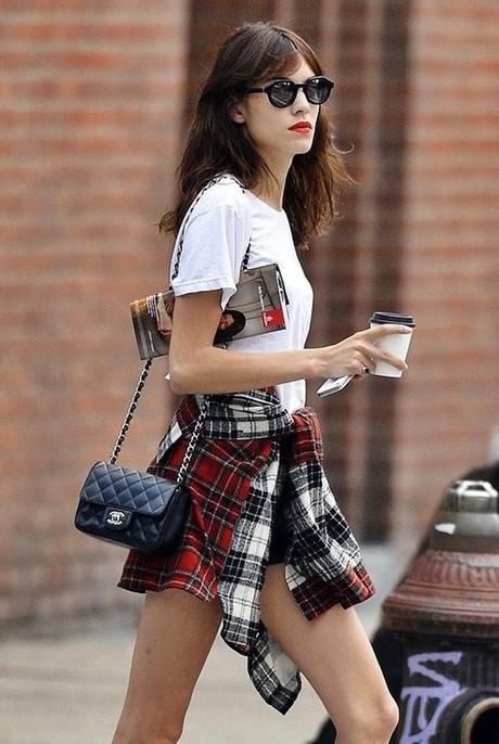 The grunge style comeback: Plaid shirt tied around the waist