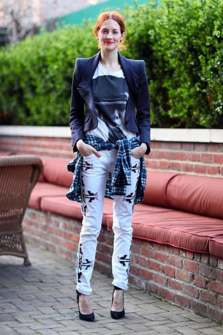 The grunge style comeback: Plaid shirt tied around the waist The grunge style comeback: Plaid shirt tied around the waist