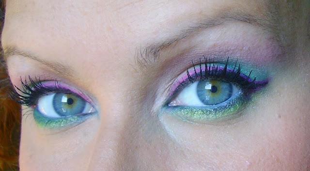 Look verde con delineado doble en rosa