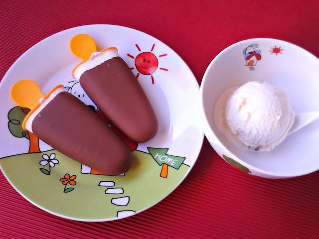 Helado de nata con nueces y heladitos de nata con cobertura de chocolate