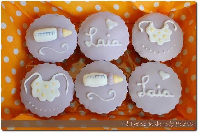 Cupcakes con semillas de amapola, chocolate y fondant para celebrar la llegada de un bebé