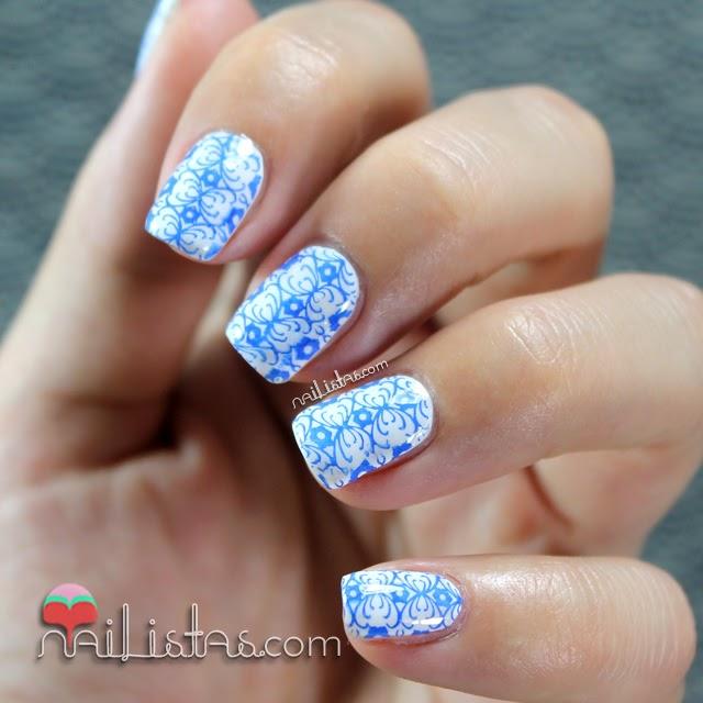 Uñas decoradas con azulejo portugués en blanco y azul