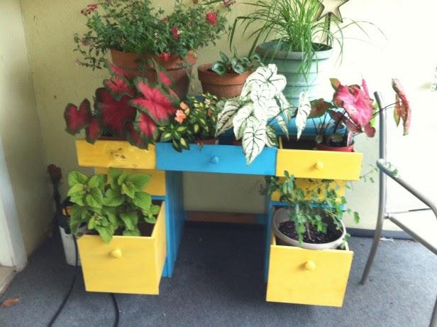 mesa-estudio-convertida-en-macetero