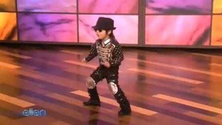 Niños bailando como Michael Jackson