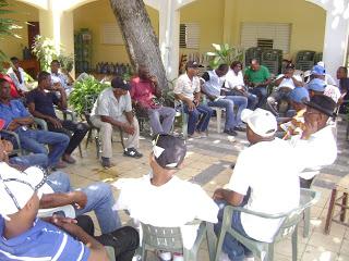 Uveros rechazan intención despojarlos 40% beneficios vino.