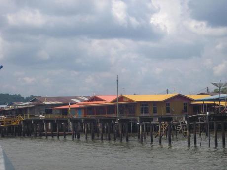 La villa construida sobre el agua en Bandar Sari Begawan