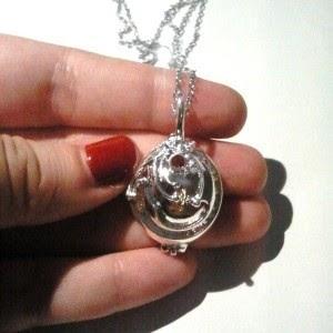 Colgante locket plateado brillante Crónicas Vampíricas Colgante locket plateado brillante Crónicas Vampíricas