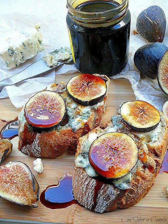 Tosta de higos con queso azul y miel de caña