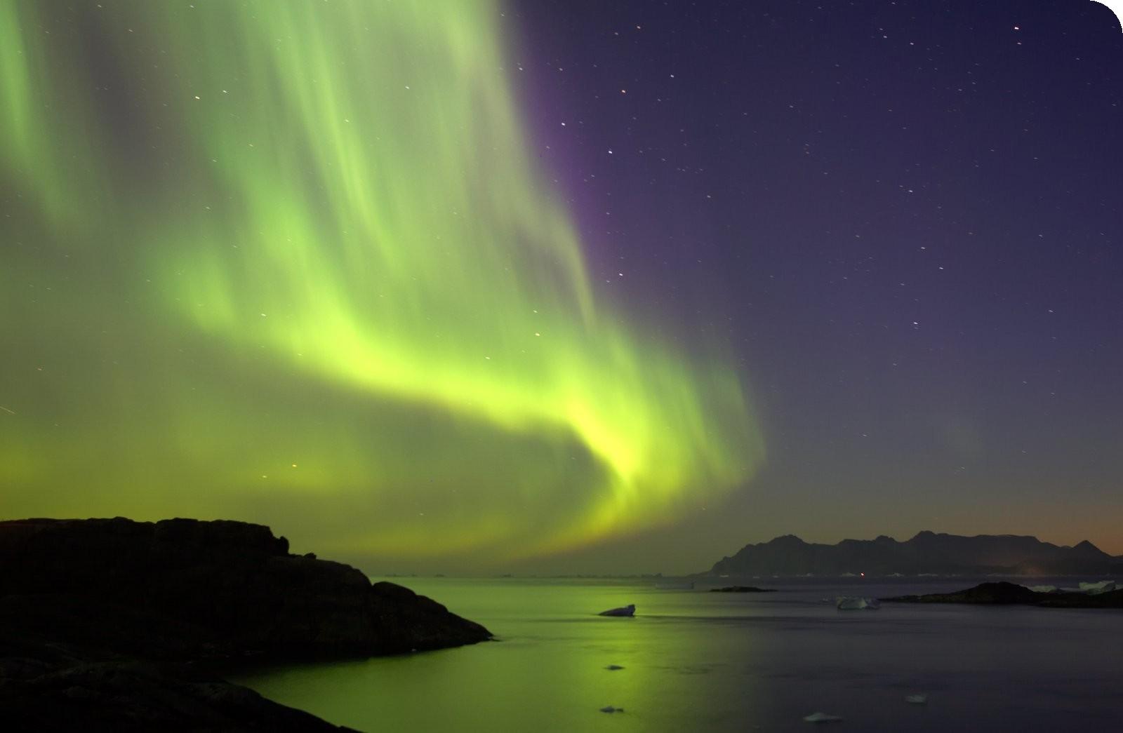 Aurora Boreal. Colores en el cielo nocturno.