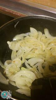 Patatas rellenas de atún y cebolla.