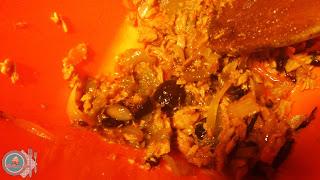 Patatas rellenas de atún y cebolla.