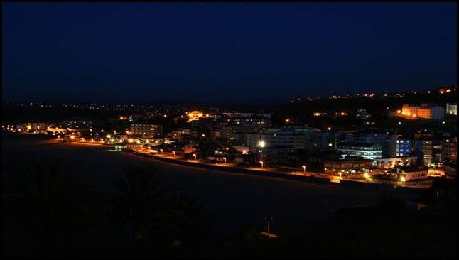 Noche de un pueblo con mar