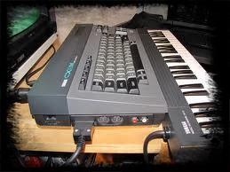 Yamaha CX5 conectada a un monitor y un sintetizador fds