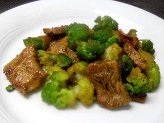 Brócoli  con pavo y salsa de soja // Cazuela de pimientos del piquillo con queso de cabra y anchoas