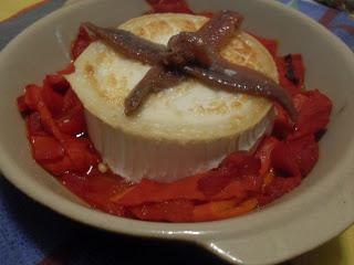 Brócoli  con pavo y salsa de soja // Cazuela de pimientos del piquillo con queso de cabra y anchoas