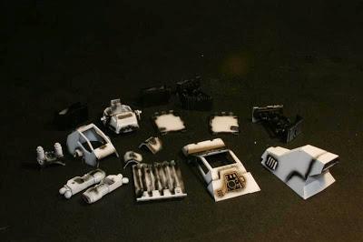 Piezas sin pegar con el presombreado en el Land Raider