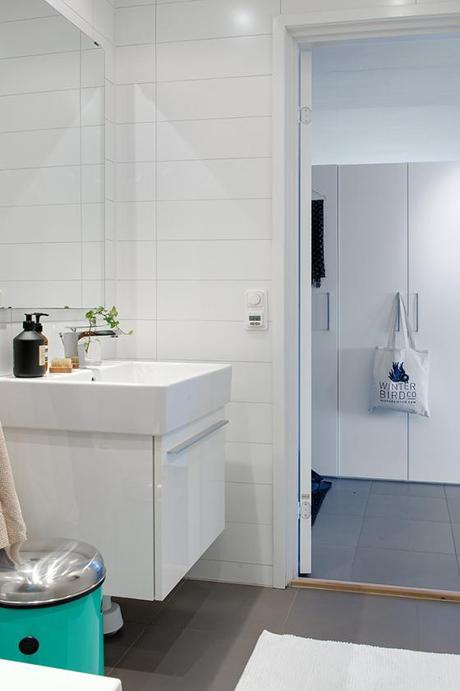 piso bien aprovechado hall integrado en el salón estilo nórdico diseño pisos sin pasillo decoración escandinava blanco decoración diseño espacio abierto decoración diseño de pisos pequeños medianos blog estilo decoración nórdica 