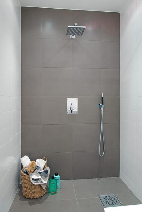 piso bien aprovechado hall integrado en el salón estilo nórdico diseño pisos sin pasillo decoración escandinava blanco decoración diseño espacio abierto decoración diseño de pisos pequeños medianos blog estilo decoración nórdica 