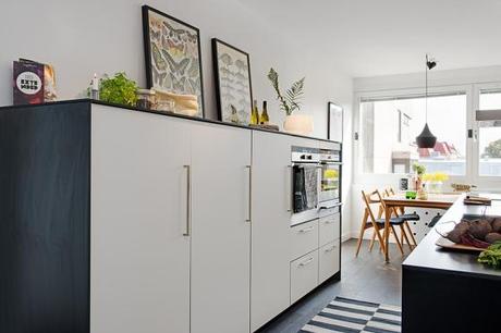 piso bien aprovechado hall integrado en el salón estilo nórdico diseño pisos sin pasillo decoración escandinava blanco decoración diseño espacio abierto decoración diseño de pisos pequeños medianos blog estilo decoración nórdica 