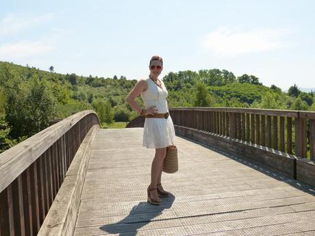 Moda, look con vestido blanco, cuñas marrones y capazo de mimbre (9)