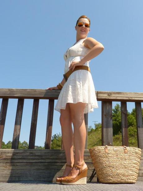 Moda, look con vestido blanco, cuñas marrones y capazo de mimbre (9)
