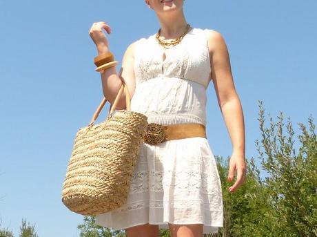 Moda, look con vestido blanco, cuñas marrones y capazo de mimbre (9)