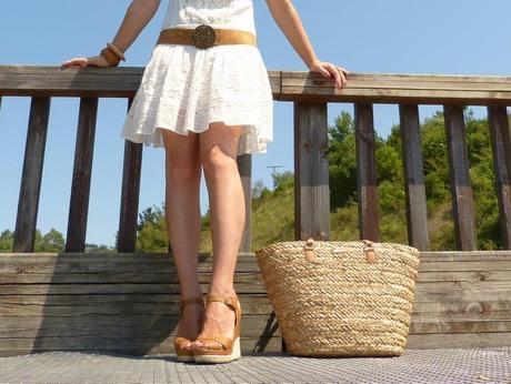 Moda, look con vestido blanco, cuñas marrones y capazo de mimbre (9)