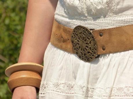 Moda, look con vestido blanco, cuñas marrones y capazo de mimbre (9)