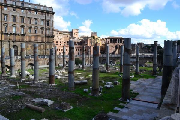 Columnas del foro de Trajano, con el mercado del mismo emperador, al fondo