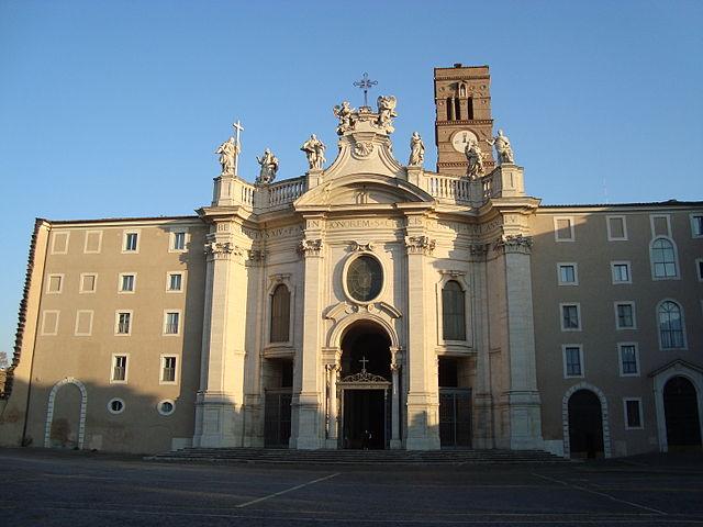 Fachada de la Basílica de la Santa Cruz de Jerusalén. Fuente: Wikipedia