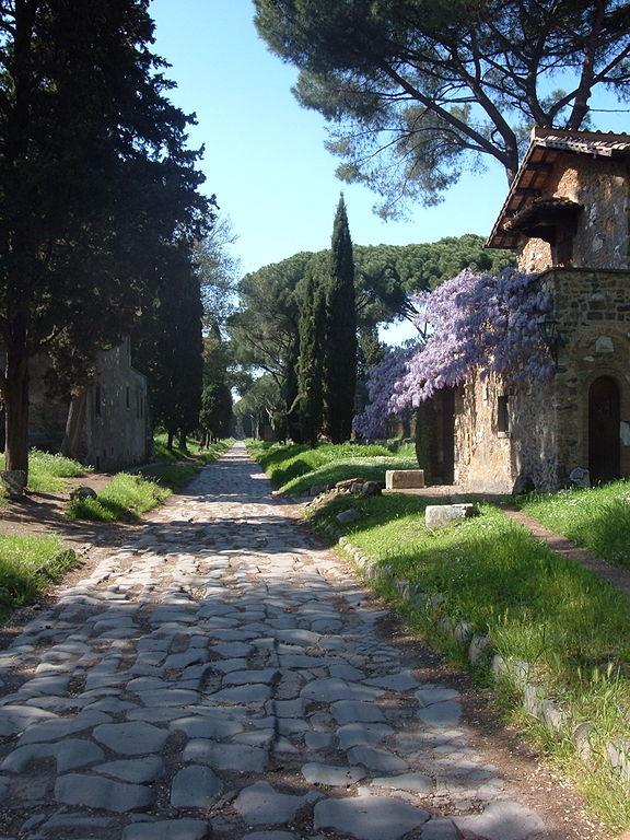 Via Appia en la actualidad, a su paso por Roma. Fuente: Wikipedia