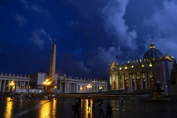 Piazza San Pietro, iluminada en una noche lluviosa
