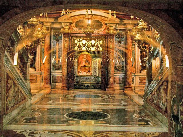 Tumba de San Pedro en la Capilla Clementina, como se ve desde las Grutas Vaticanas. Fuente: Wikipedia
